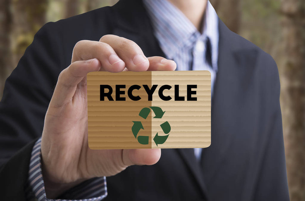 Geschäftsmann mit Kartennachricht recyceln, reduzieren, wiederverwenden. - Foto, Bild