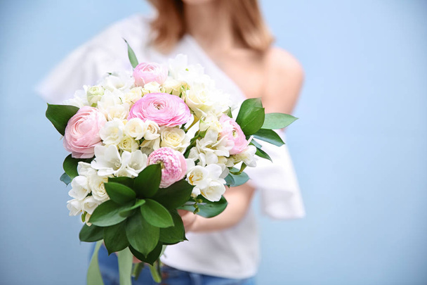  woman holding beautiful bouquet - Zdjęcie, obraz