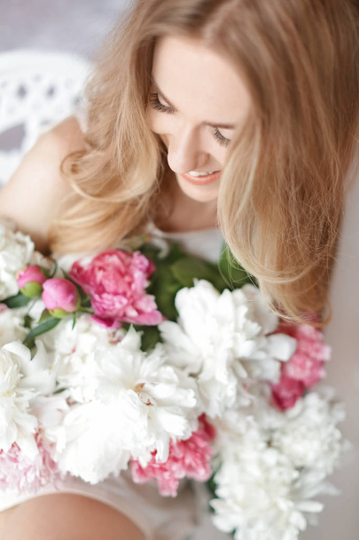 woman with bouquet of peonies - Foto, Imagen