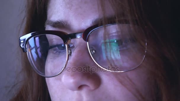 Młoda ruda dziewczyna w okularach - Materiał filmowy, wideo