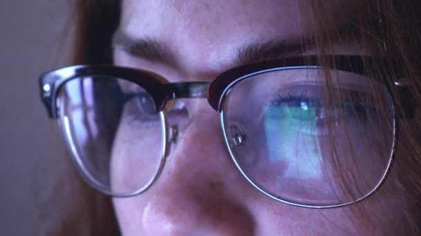 junge rothaarige Mädchen in Brille - Filmmaterial, Video