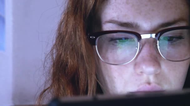 Mladá zrzka dívka v brýlích s tabletem - Záběry, video