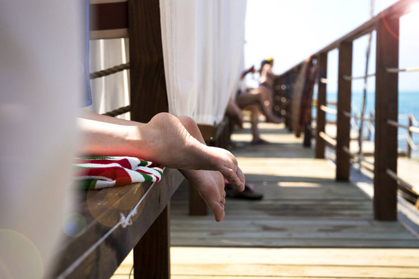 Chica con hermosas piernas relajarse cerca del mar
  - Foto, imagen