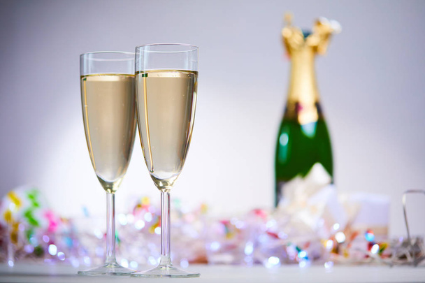 twee elegante champagneglazen - Foto, afbeelding