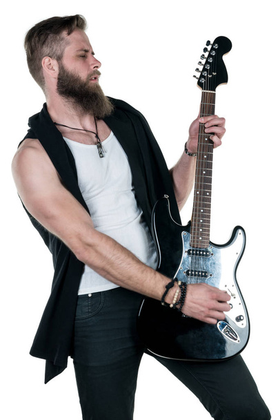 kiev, ukraine - 03. Mai 2017. charismatischer und stilvoller Mann mit Bart, der auf einem weißen, isolierten Hintergrund eine E-Gitarre spielt. vertikaler Rahmen - Foto, Bild