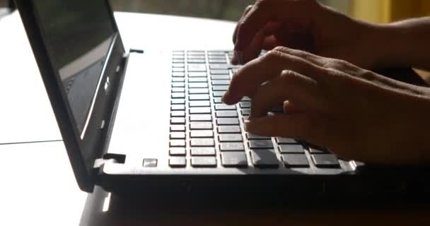 Digitação no teclado do laptop - Filmagem, Vídeo
