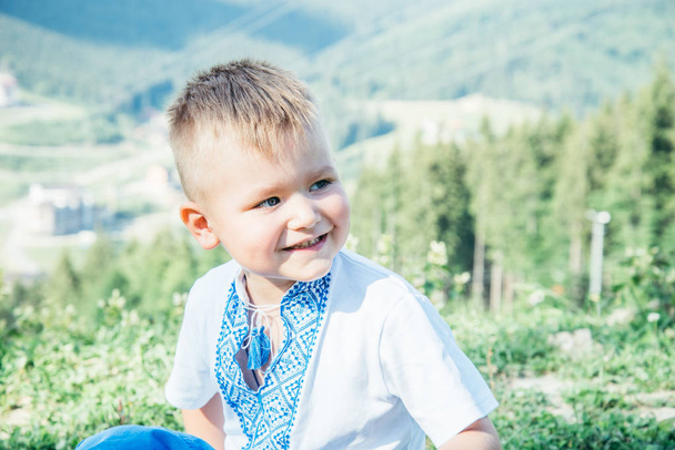 πορτρέτο του ευτυχισμένο παιδάκι στην κορφή του βουνού tha - Φωτογραφία, εικόνα