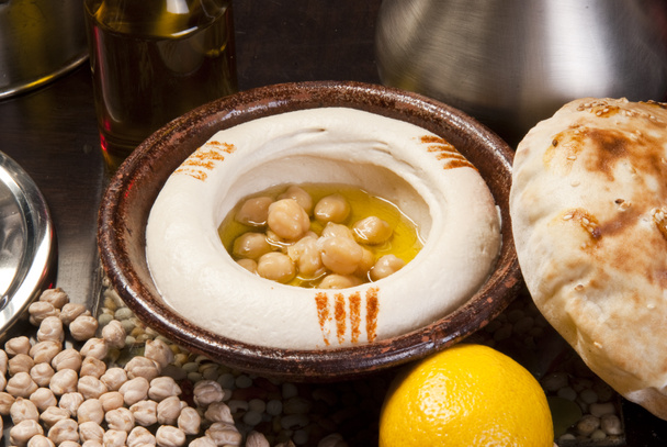 Le Moyen-Orient traditionnel, houmous avec tahini, servi avec du pain plat égyptien
 - Photo, image