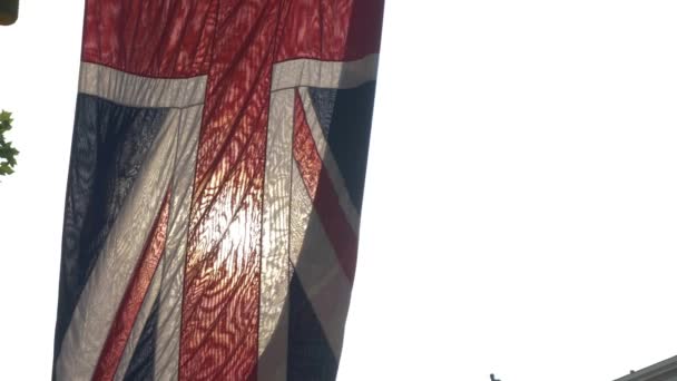 Engels vlag swingen in de blauwe hemel, zomerdag, Europa Brexit Engeland patriottisme. - Video