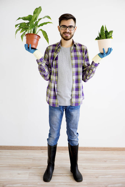 Male gardener with plants - Φωτογραφία, εικόνα