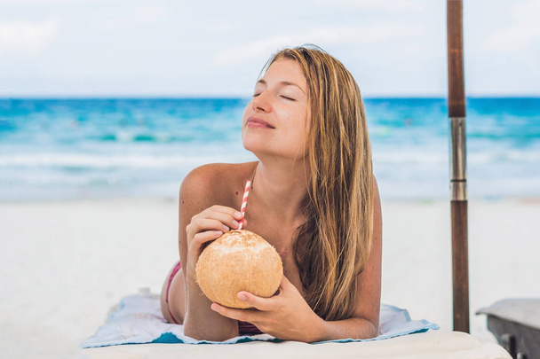 woman drinking coconut milk  - Zdjęcie, obraz