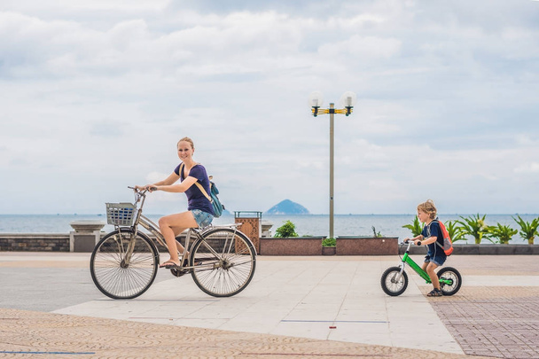 Happy family is riding bikes - Foto, afbeelding