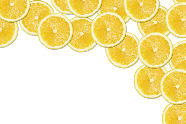 rodajas de limón fresco en blanco
  - Foto, imagen