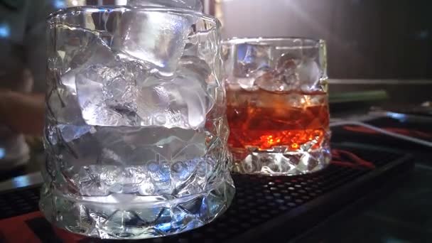Preparazione cocktail al bar
 - Filmati, video