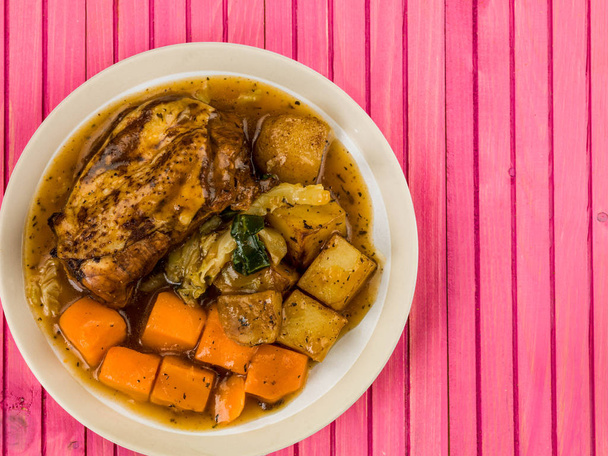 Тушеная курица с овощами и соусом
 - Фото, изображение
