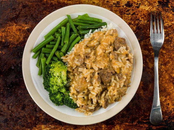 Hovězí Stroganoff s dlouhozrnné rýže zelené fazole a brokolice - Fotografie, Obrázek