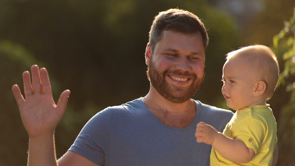 Muotokuva onnellinen isä ja pikkulapsi poika ulkona
 - Materiaali, video