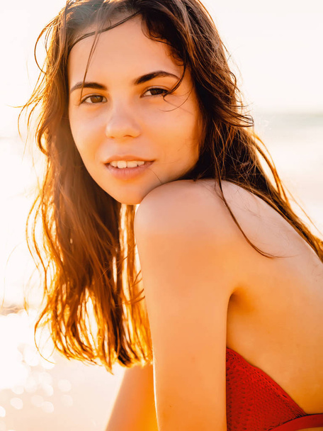 Chica joven relajándose en una playa
  - Foto, Imagen