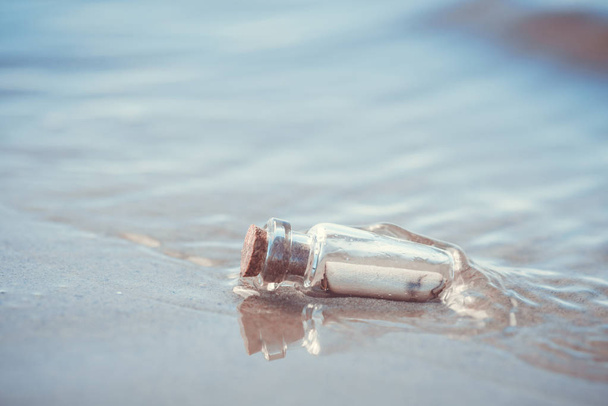 Üzenet a palackban ki kell mosni, szemben a lenyugvó nap le-tenger - Fotó, kép