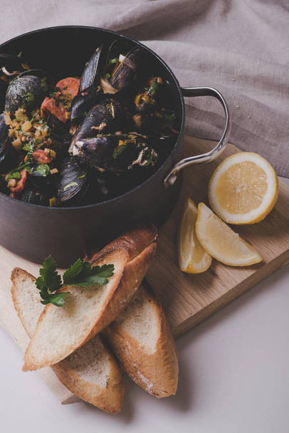 Freshly cooked sea mussels in deep casserole - Fotoğraf, Görsel