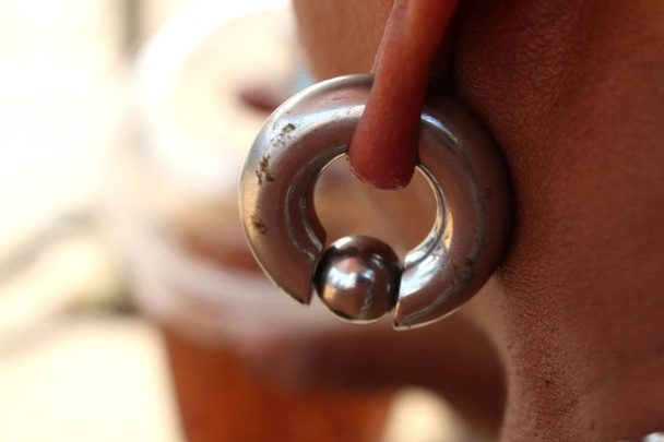 Close-up van man earring - Foto, afbeelding