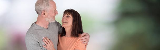 Glückliches Senioren-Paar umarmt sich - Foto, Bild