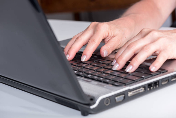 ręce wpisujące na klawiaturze laptopa - Zdjęcie, obraz
