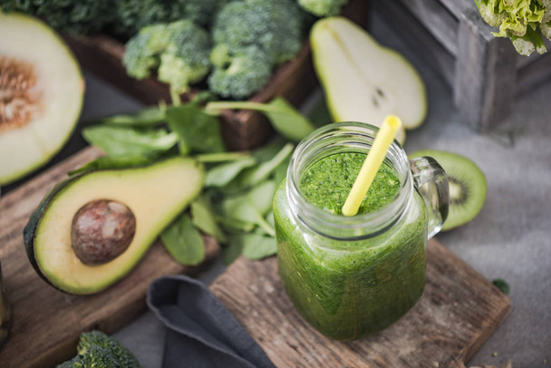 Virkistävä vihreä smoothie, hyvinvointi ja terveellinen syöminen
 - Valokuva, kuva