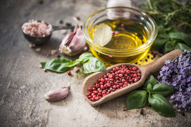 Verse kruiden, olijfolie en kruiden - Foto, afbeelding