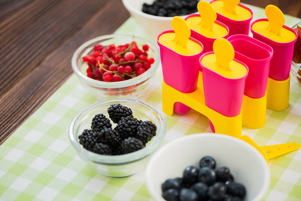 Popsicles d'été maison à base de fruits à baies
 - Photo, image