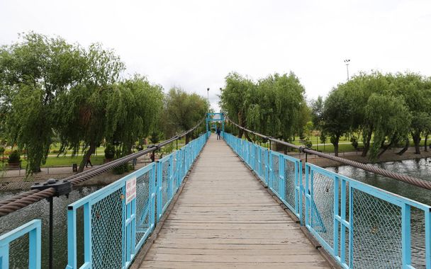 Puente de Avanos sobre Kizilirmak, Ciudad de Avanos, Turquía
 - Foto, Imagen