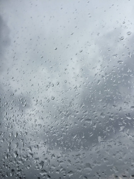 gouttes de pluie sur la fenêtre contre le ciel humide
 - Photo, image