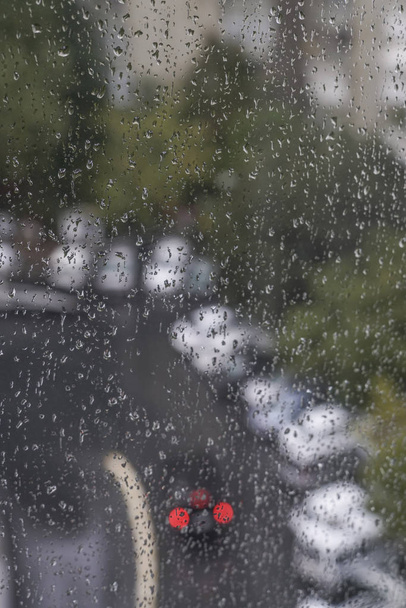 Sadepisarat ikkunalasiin
 - Valokuva, kuva