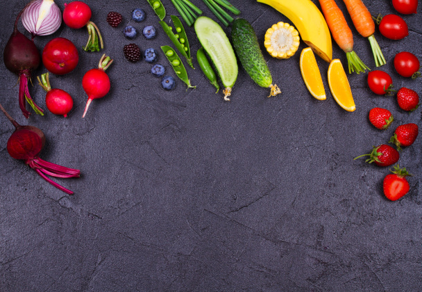 Kleurrijke groenten, fruit en bessen - gezonde voeding, dieet, Detox, schoon eten of vegetarische Concept - Foto, afbeelding