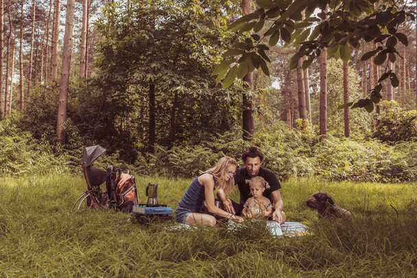 Backpackers family dining in nature - Foto, Bild