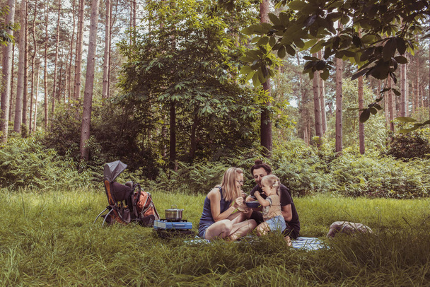 Backpackers family dining in nature - Foto, Bild