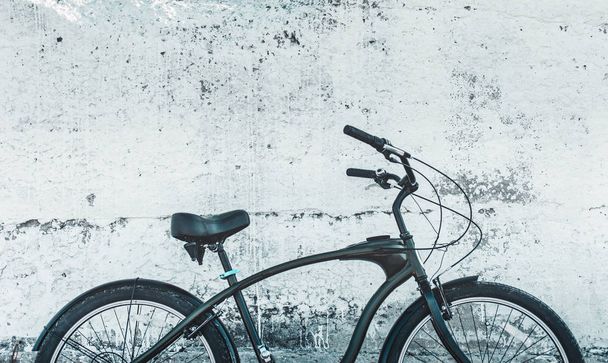 古い白い壁、毎日のライフ スタイルの都市概念の近くに駐車市自転車 - 写真・画像