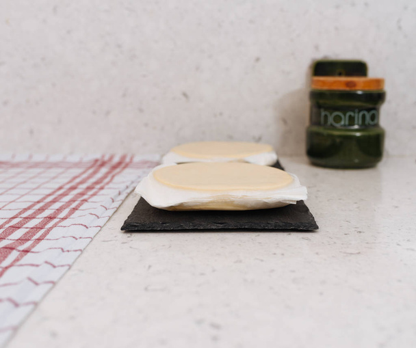 Тесто, мука и китчевая ткань
 - Фото, изображение