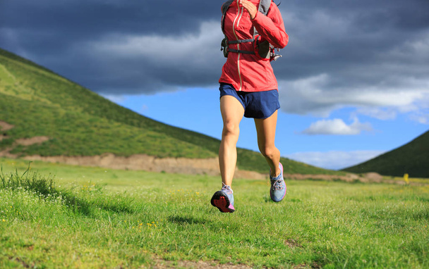 mladá žena běží - Fotografie, Obrázek