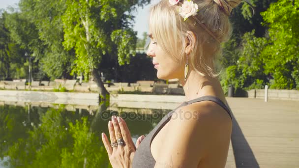 Портрет молодой женщины, медитирующей у озера
 - Кадры, видео