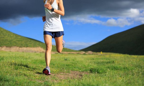 mladá žena běží - Fotografie, Obrázek