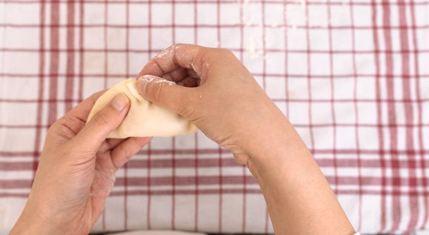 Frauenhände schließen handgemachte Knödel - Foto, Bild