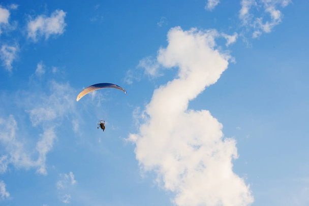 Gökyüzünde yamaç paraşütü - Fotoğraf, Görsel
