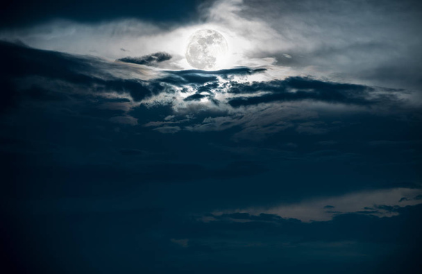 Paesaggio del cielo notturno con bella luna piena, serenità natura sfondo
. - Foto, immagini