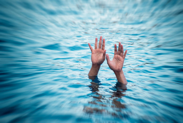 Víctimas de ahogamiento, Mano del hombre ahogado que necesita ayuda
 - Foto, imagen