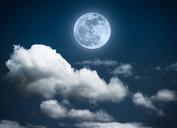 Τοπίο του νυχτερινού ουρανού, με όμορφη Πανσέληνος, ηρεμία φύση φόντο.  - Φωτογραφία, εικόνα