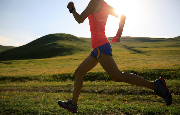 Mujer joven corriendo
 - Foto, Imagen