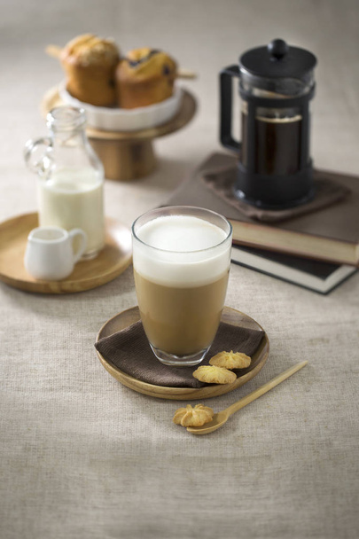Café latte com cobertura de espuma de leite
 - Foto, Imagem