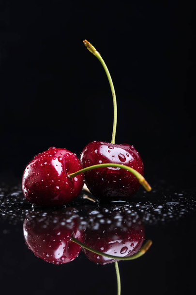 Two juicy fresh wet cherries - Fotografie, Obrázek