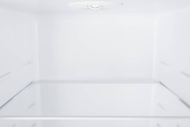 Nevera blanca aislada sobre fondo blanco
 - Foto, Imagen